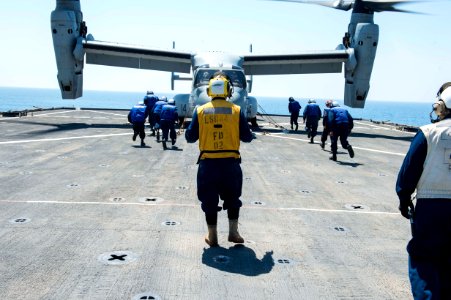 USS GUNSTON HALL (LSD 44) 140329-N-XJ695-077 (13556509433)