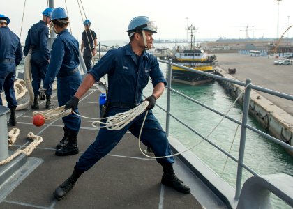 USS GUNSTON HALL (LSD 44) 140403-N-XJ695-134 (13820315255)