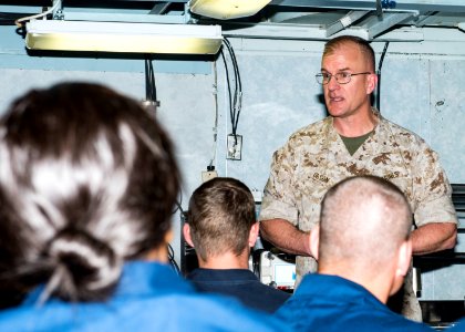 USS GUNSTON HALL (LSD 44) 140406-N-XJ695-019 (13840887215)