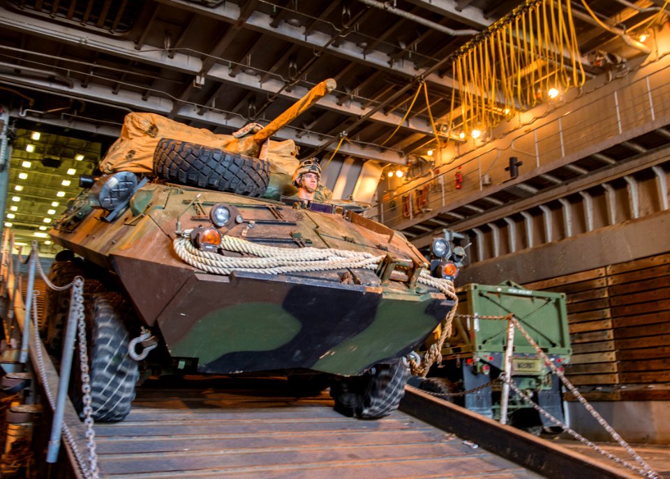 USS Gunston Hall 140623-N-XJ695-082 (14531610605)