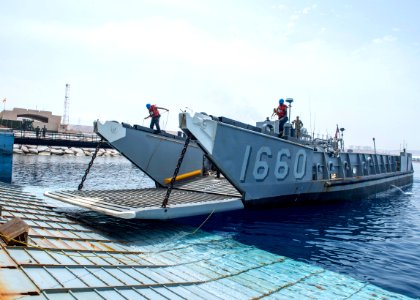 USS Gunston Hall (LSD 44) 140521-N-XJ695-009 (14150150977)