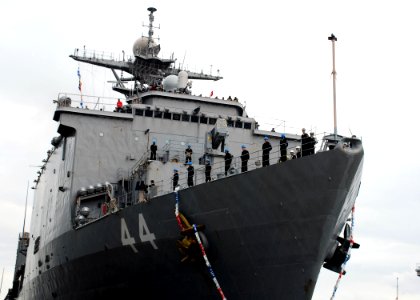 USS Gunston Hall returns to homeport. (8290275179)