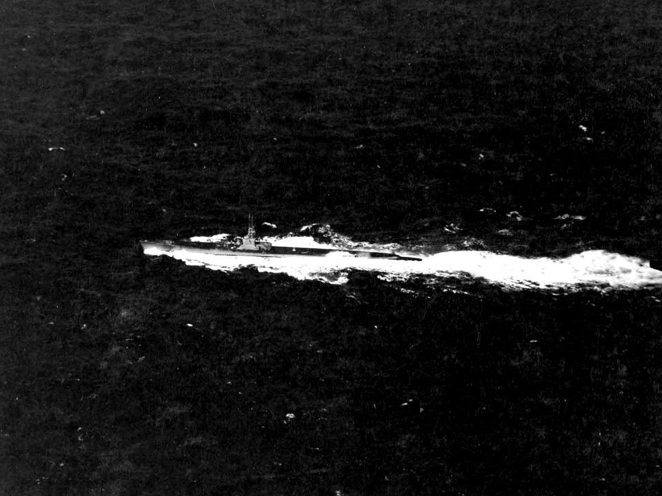 USS Harder (SS-257) underway in the Pacific Ocean, circa 1 April 1944 (NNAM.2007.084.001.167)