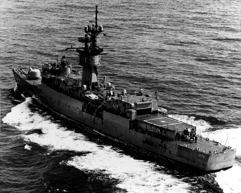 USS Harold E. Holt (DE-1074) underway in February 1971 (USN 1147522)