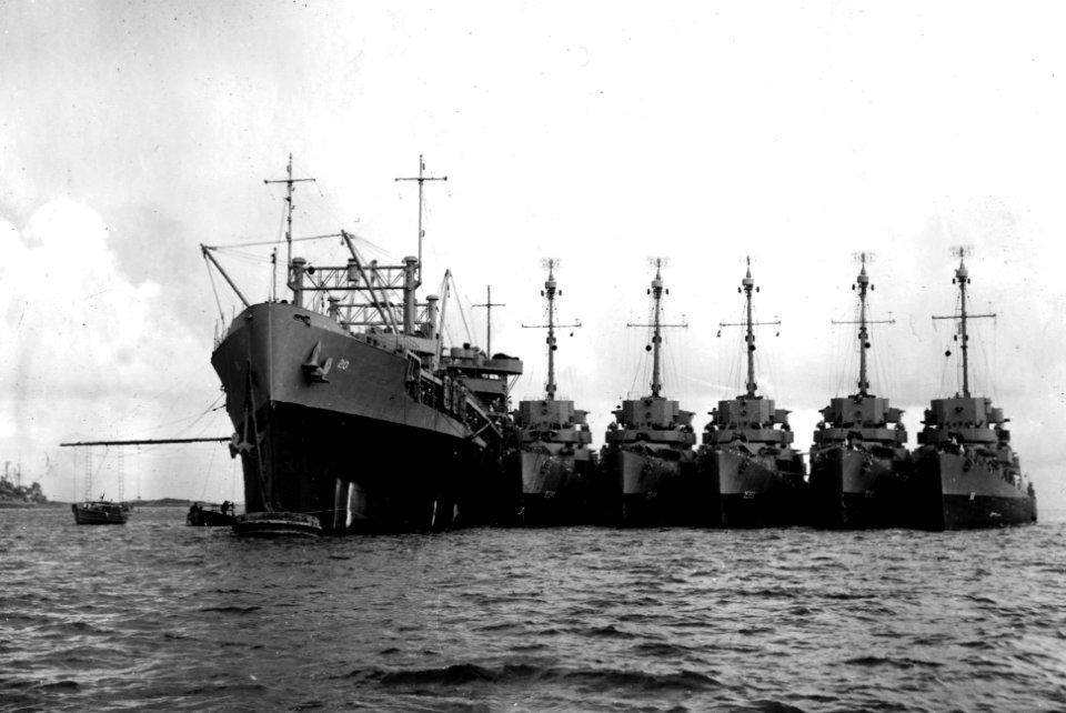 USS Hamul (AD-20) at Bermuda in early 1944, with USS Swasey (DE-248), USS Frost (DE-144), USS Hurst (DE-250), USS Huse (DE-145) and USS Amesbury (DE-66) alongside (UA 482.06)
