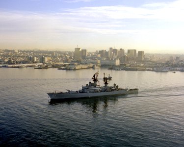 USS Halsey (CG-23) departs San Diego, California (USA), on 15 January 1984 (6392360)