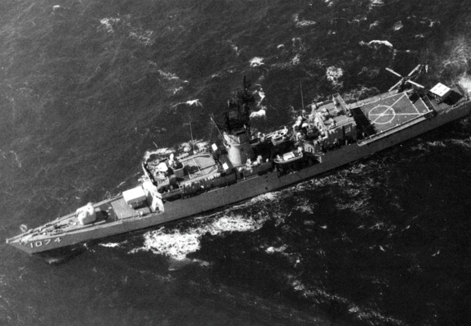 USS Harold E. Holt (FF-1074) underway at sea, in 1980