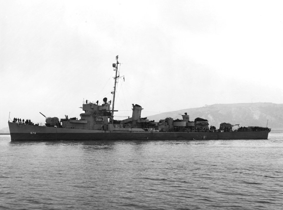 USS Harmon (DE-678) off the Mare Island Naval Shipyard on 13 November 1945 (19-N-91490)