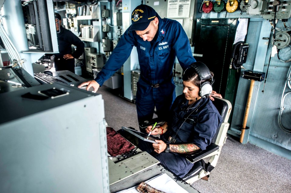 USS Halsey operations 140917-N-IC565-021