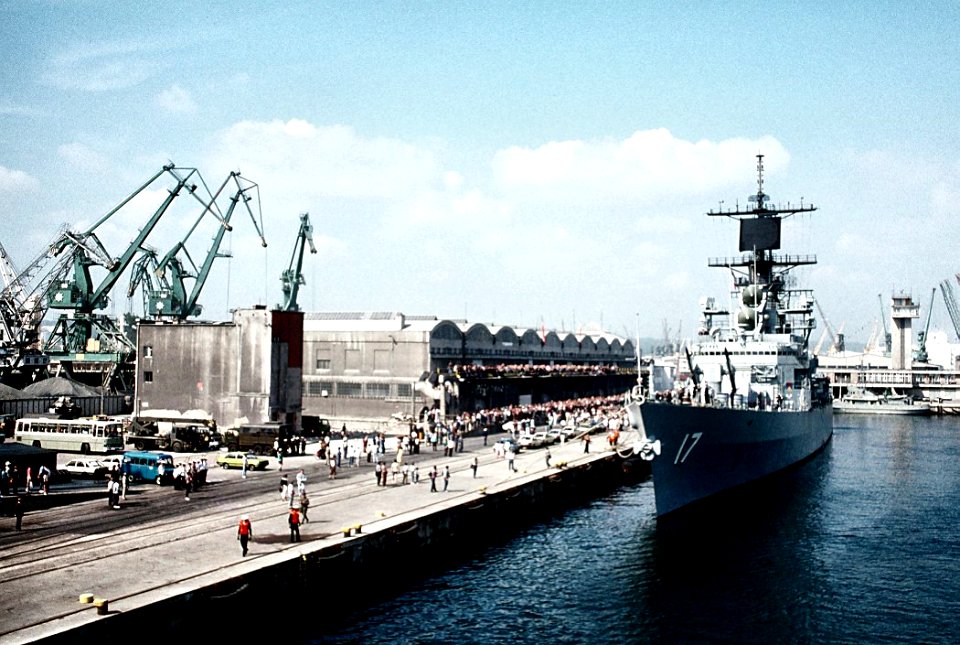 USS Harry E. Yarnell (CG-17) moored at Gdynia, Poland, on 27 June 1990 (6486686)
