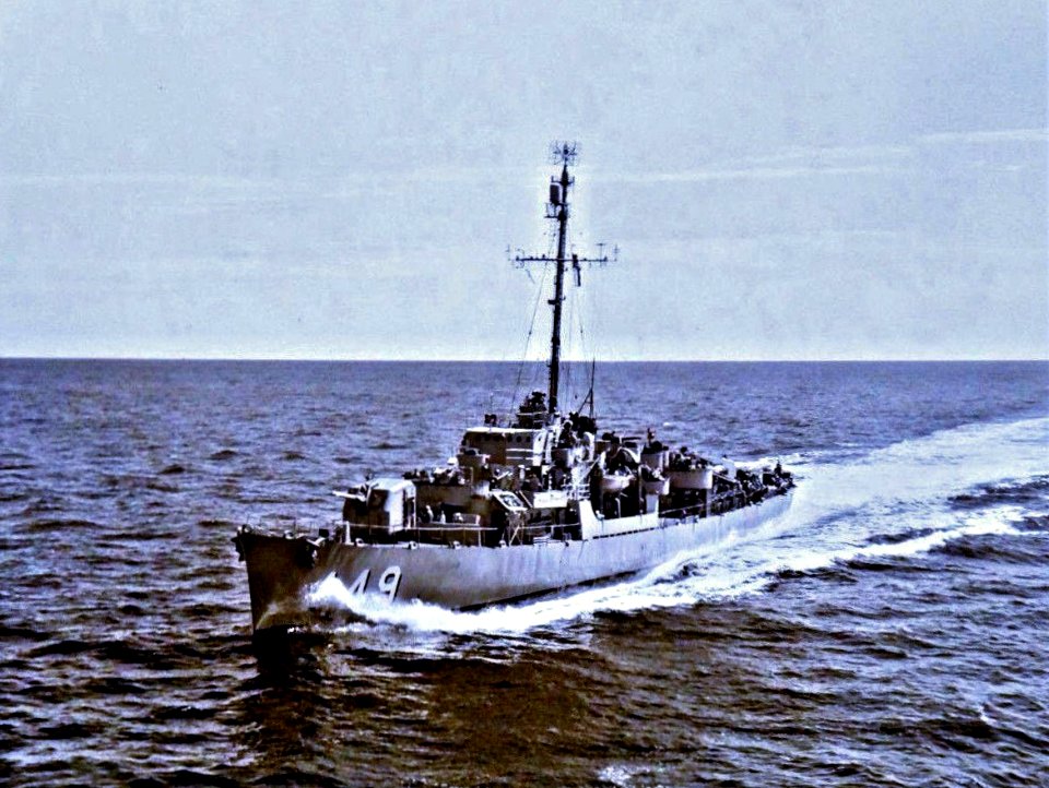 USS Hanna (DE-449) underway at sea off Korea on 11 September 1951 (80-G-436788)