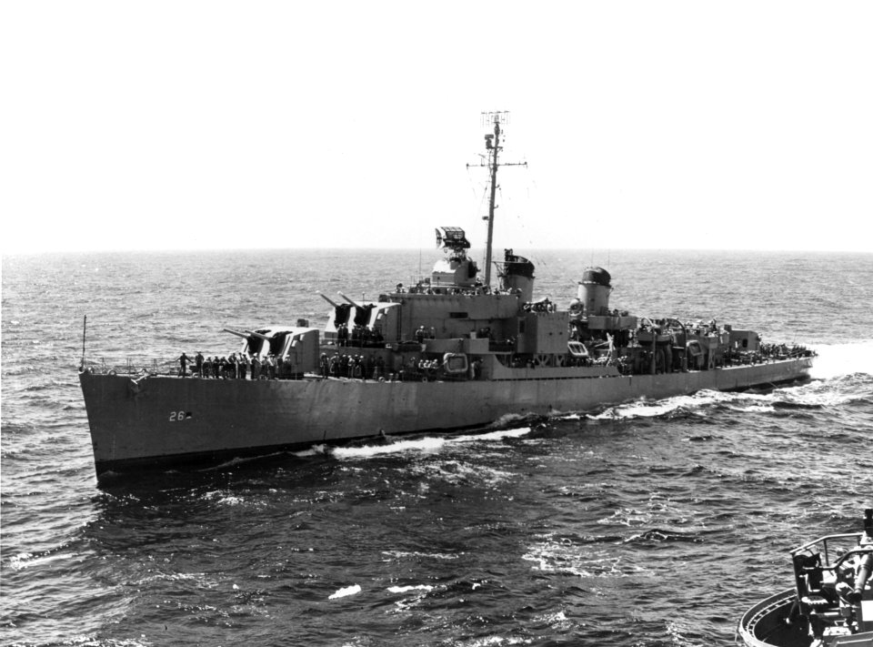 USS Harry F. Bauer (DM-26) underway at sea in 1947 (NH 95368)