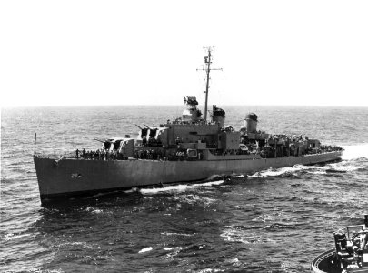 USS Harry F. Bauer (DM-26) underway at sea in 1947 (NH 95368)