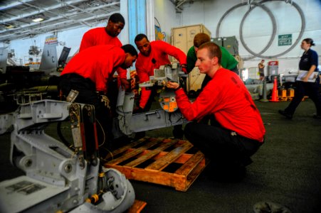 USS HARRY S. TRUMAN (CVN 75) 131008-N-LH273-031 (10165084325)