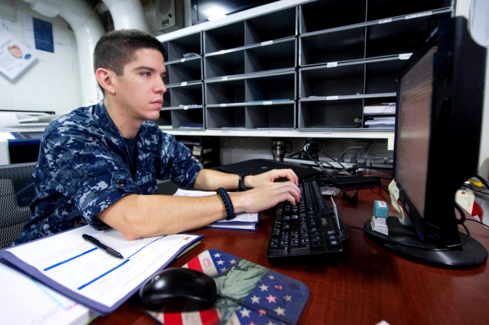 USS HARRY S. TRUMAN (CVN 75) 131009-N-ZG705-007 (10182422634)