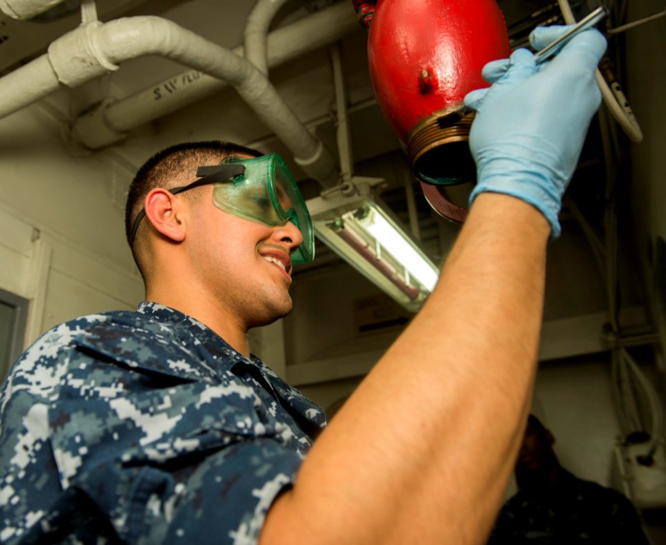 USS HARRY S. TRUMAN (CVN 75) 131207-N-CE241-098 (11307038355)