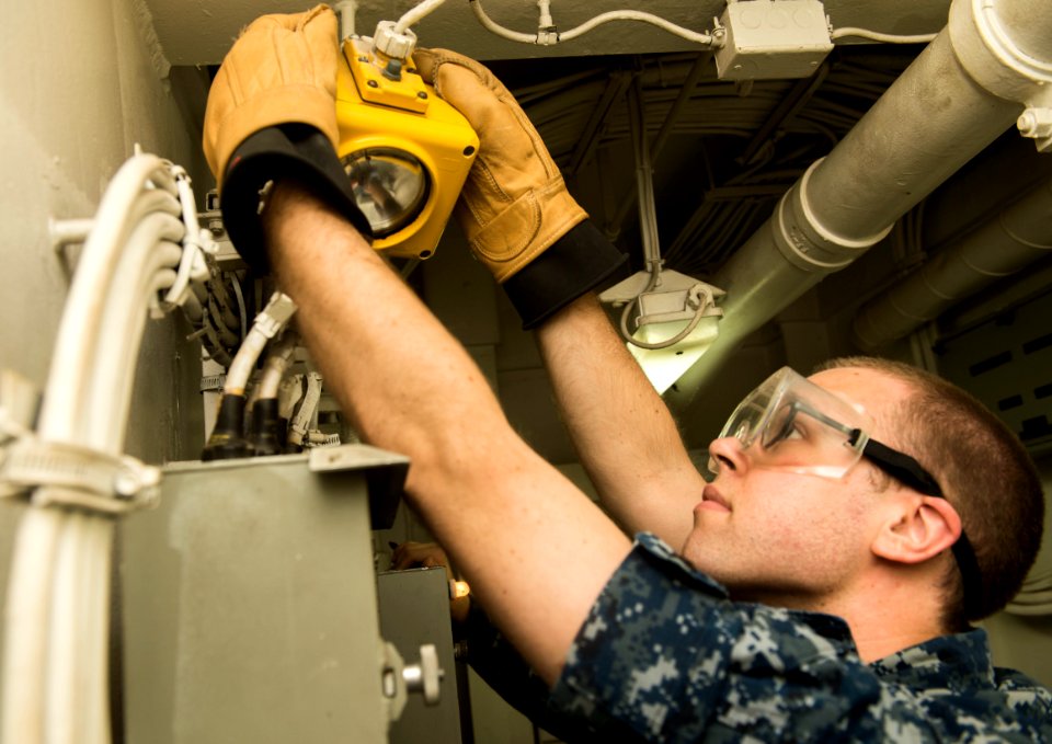 USS HARRY S. TRUMAN (CVN 75) 131210-N-CE241-042 (11321136375)