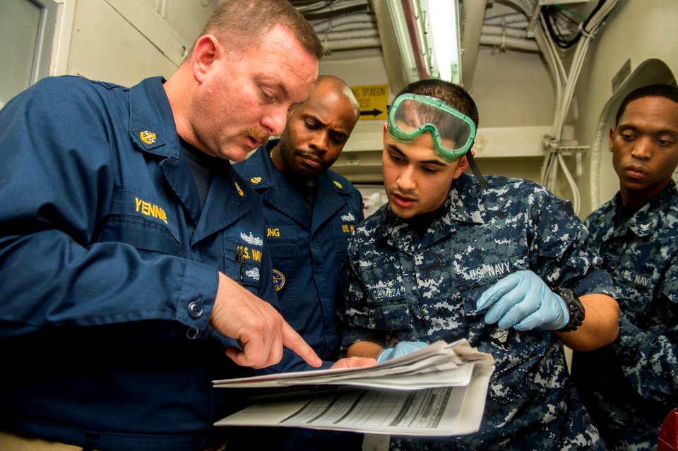 USS HARRY S. TRUMAN (CVN 75) 131207-N-CE241-108 (11307071046)