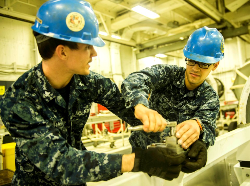 USS HARRY S. TRUMAN (CVN 75) 131210-N-CE241-106 (11321283183)