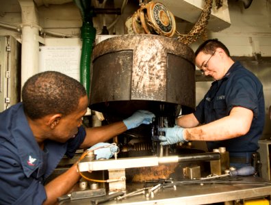USS HARRY S. TRUMAN (CVN 75) 131216-N-CE241-071 (11414251365)