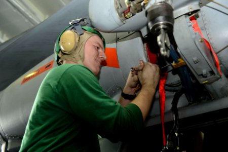 USS HARRY S. TRUMAN (CVN 75) 131210-N-CC806-032 (11321290363)