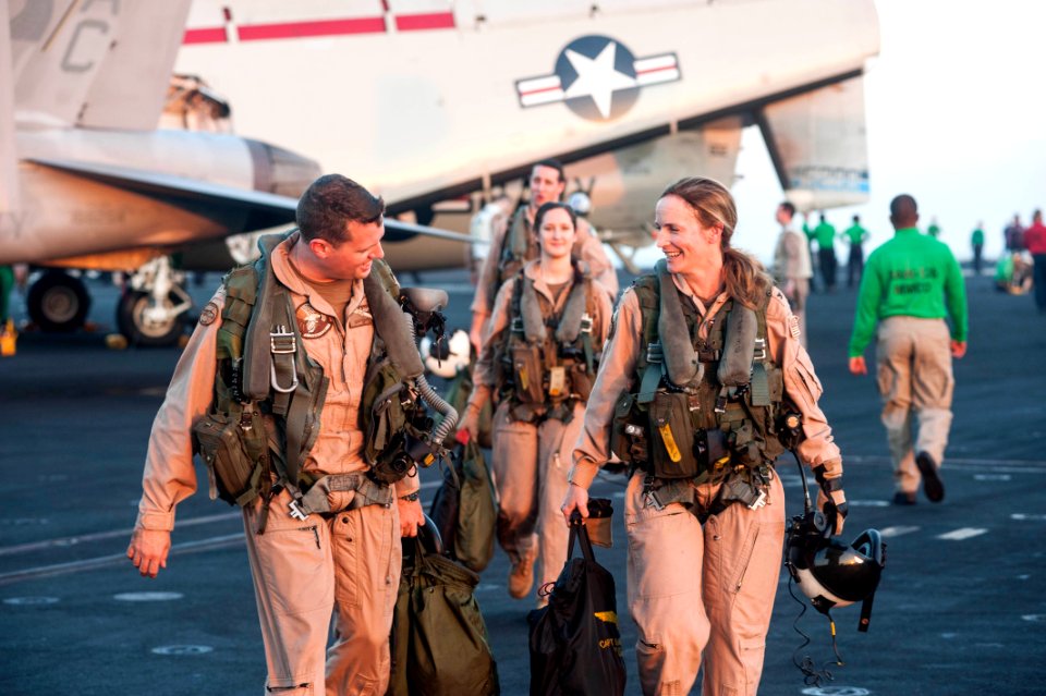 USS HARRY S. TRUMAN (CVN 75) 131214-N-ZG705-109 (11397317585)
