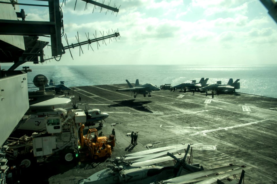 USS HARRY S. TRUMAN (CVN 75) 131210-N-RY581-052 (11321197946)