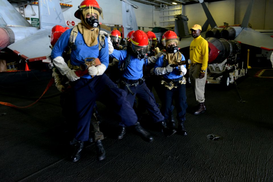 USS HARRY S. TRUMAN (CVN 75) 131219-N-CC806-027 (11461704924)