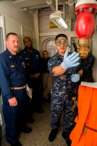USS HARRY S. TRUMAN (CVN 75) 131207-N-CE241-105 (11307075476)