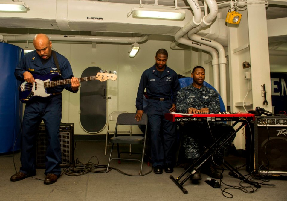 USS HARRY S. TRUMAN (CVN 75) 131208-N-CE241-044 (11284655053)