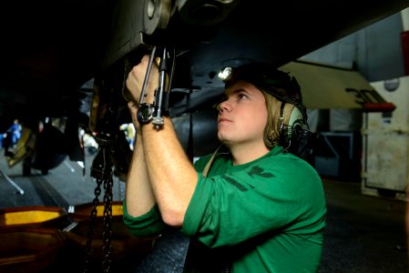 USS HARRY S. TRUMAN (CVN 75) 131215-N-CC806-017 (11397321366)