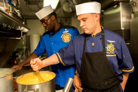 USS HARRY S. TRUMAN (CVN 75) 131210-N-CE241-072 (11321134805)