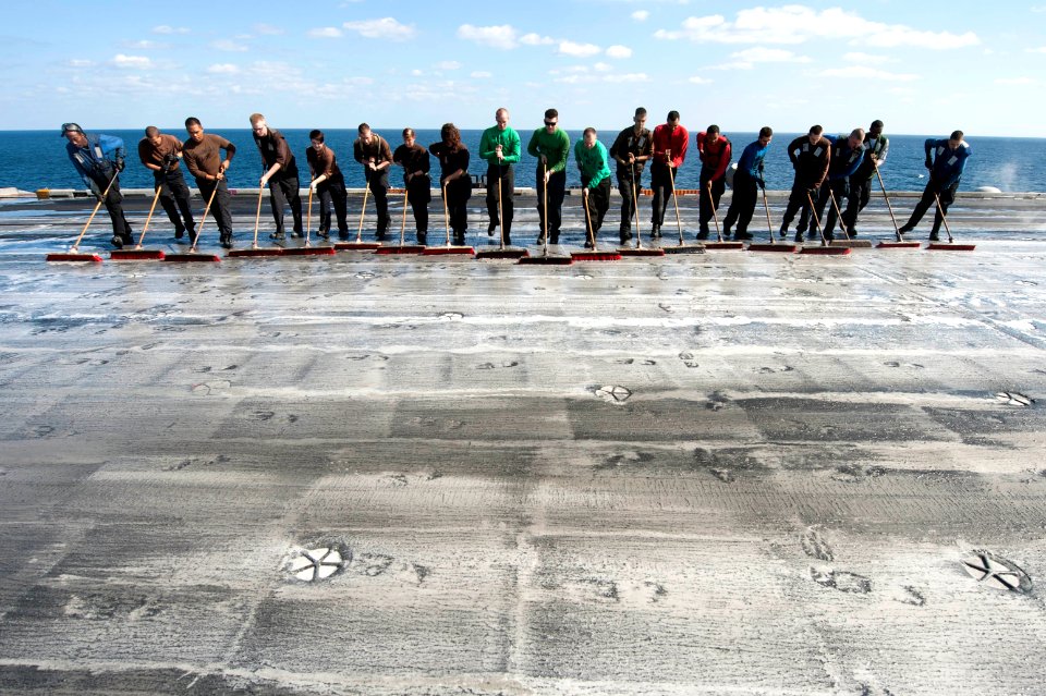 USS HARRY S. TRUMAN (CVN 75) 140105-N-ZG705-145 (11815171755)