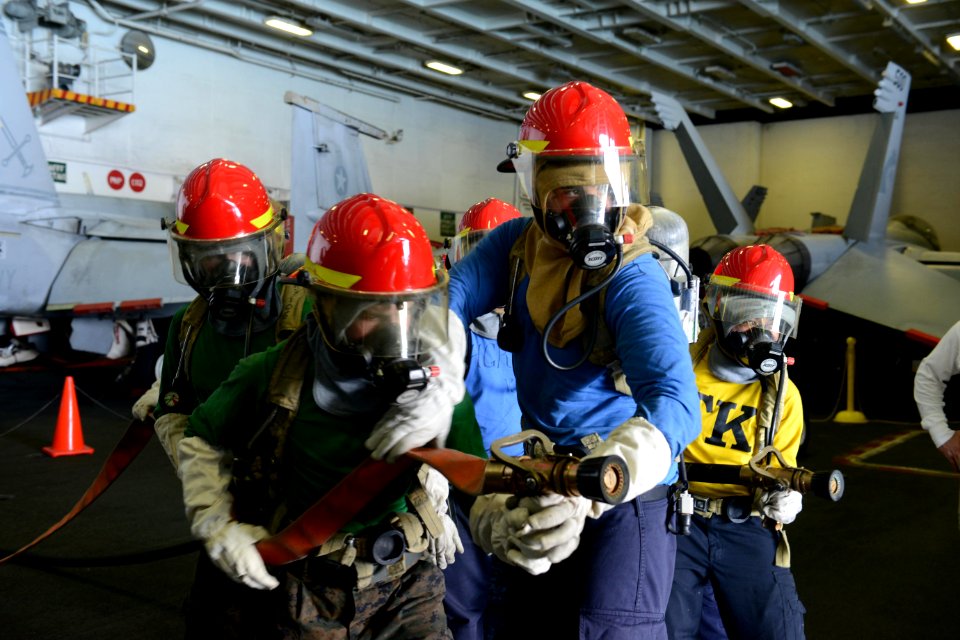 USS HARRY S. TRUMAN (CVN 75) 131219-N-CC806-029 (11461703244)