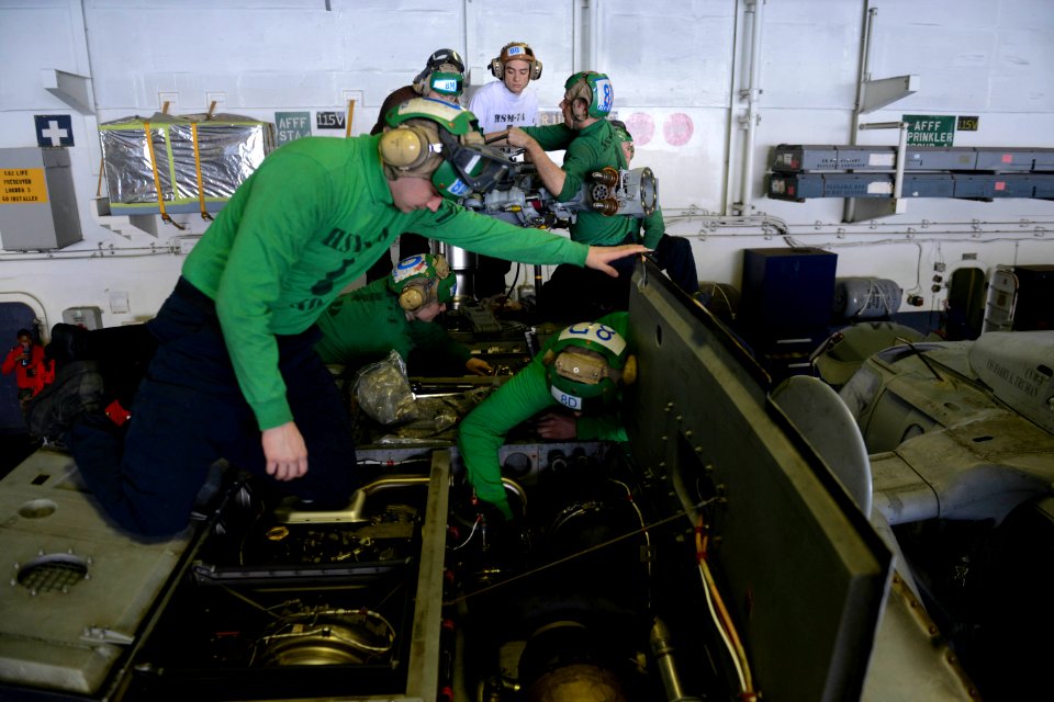 USS HARRY S. TRUMAN (CVN 75) 140102-N-CC806-044 (11730264874)