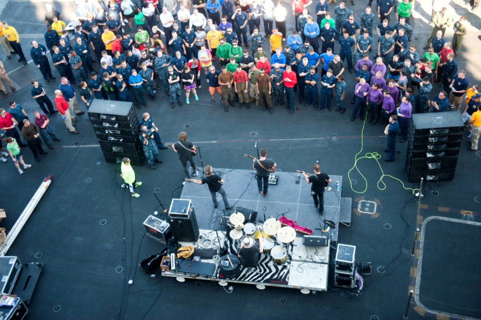 USS HARRY S. TRUMAN (CVN 75) 131215-N-ZG705-041 (11397416353)
