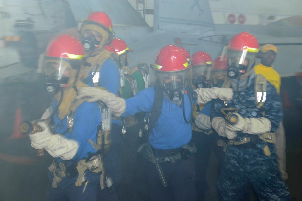 USS HARRY S. TRUMAN (CVN 75) 131219-N-CC806-023 (11461706024)