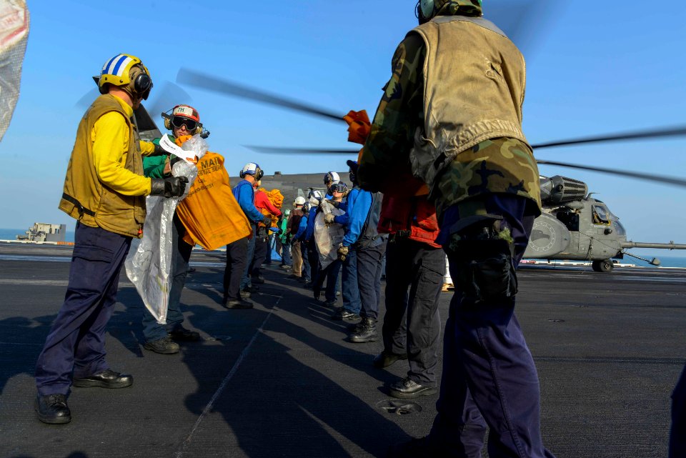 USS HARRY S. TRUMAN (CVN 75) 131219-N-GR168-136 (11461693414)