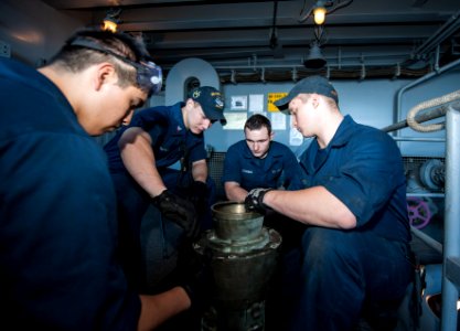 USS HARRY S. TRUMAN (CVN 75) 140106-N-XL102-035 (11815398213)