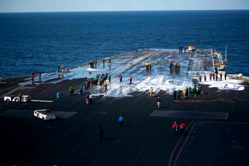 USS HARRY S. TRUMAN (CVN 75) 140105-N-GR168-011 (11815929476)