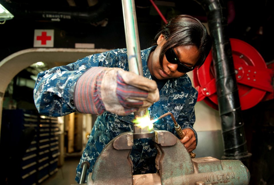 USS HARRY S. TRUMAN (CVN 75) 140107-N-XL102-057 (11850765454)