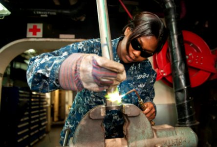 USS HARRY S. TRUMAN (CVN 75) 140107-N-XL102-057 (11850765454)