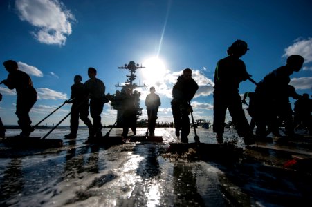 USS HARRY S. TRUMAN (CVN 75) 140105-N-ZG705-548 (11815577984)
