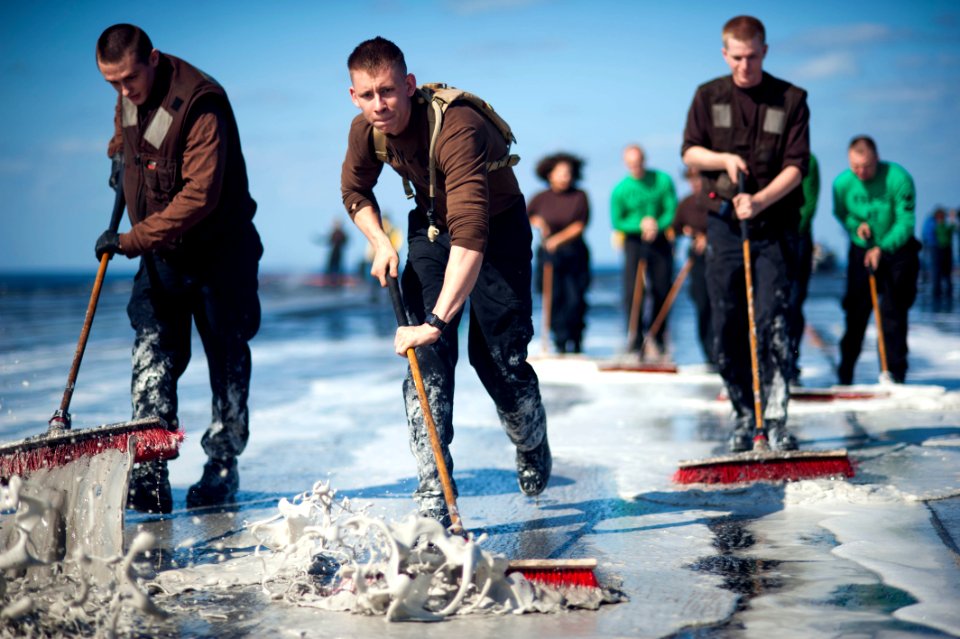 USS HARRY S. TRUMAN (CVN 75) 140105-N-ZG705-286 (11815168125)