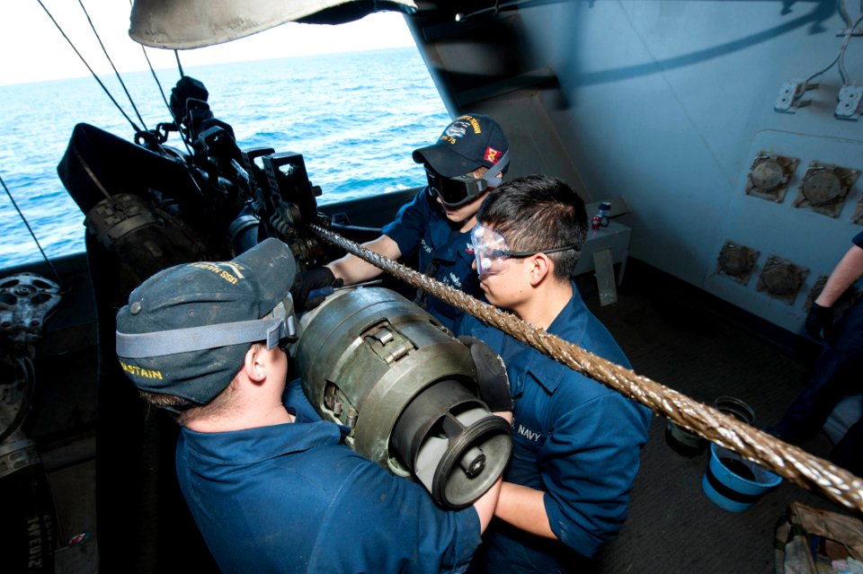 USS HARRY S. TRUMAN (CVN 75) 140106-N-XL102-028 (11815137695)