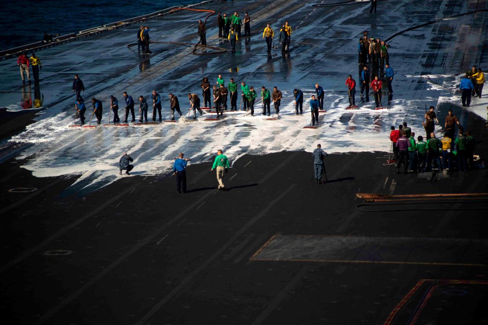 USS HARRY S. TRUMAN (CVN 75) 140105-N-GR168-005 (11815931856)
