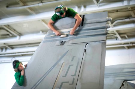 USS HARRY S. TRUMAN (CVN 75) 140108-N-ZG705-107 (11850753124)