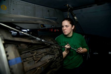 USS HARRY S. TRUMAN (CVN 75) 140127-N-XZ339-041 (12184102715)