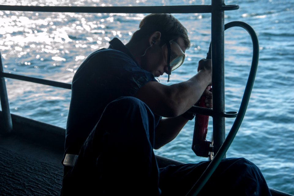 USS HARRY S. TRUMAN (CVN 75) 140108-N-RY581-017 (11850345405)