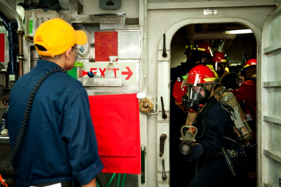 USS HARRY S. TRUMAN (CVN 75) 140127-N-XL102-051 (12184730026)